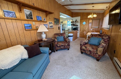 Wapiti Cabin | Loren's Lookout- pet friendly, on the way to Yellowstone National Park