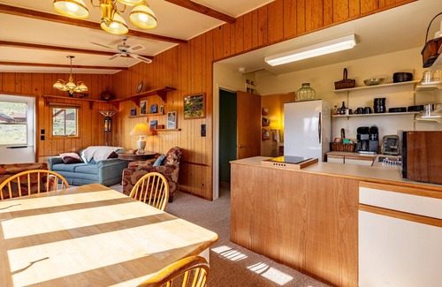Wapiti Cabin | Loren's Lookout- pet friendly, on the way to Yellowstone National Park