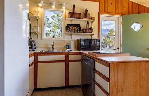 Wapiti Cabin | Loren's Lookout- pet friendly, on the way to Yellowstone National Park