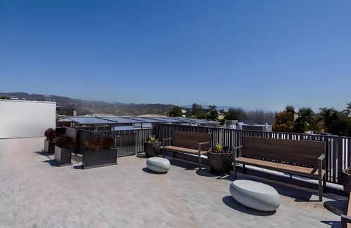 Hollywood Apartment | Los Angeles Deluxe Suites - 2 Bedrooms & 2 Bathrooms