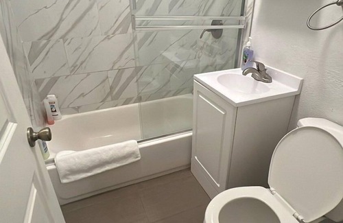 Rampart Village Apartment | Los Angeles Getaway! Close to Downtown!