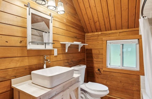 Grantsdale Cabin | Lost Horse Resort - Double Queen Cabin #15