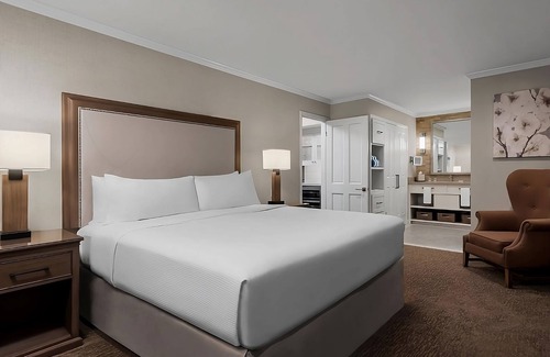Napa Hotel | Lots of Activities Onsite! Comes w/Free Parking, Pool, Near Garfield Park!