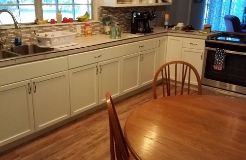 Steinhatchee House | LOTS of parking for vehicles and boats. Large porch with swing and table, chairs