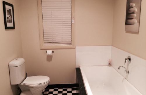 Broken Hill House | Lotte's Cottage