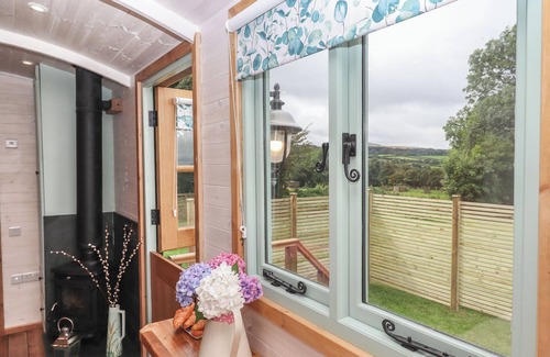 Sticklepath Cottage | LOTTIE'S HUT, pet friendly, with open fire in Okehampton