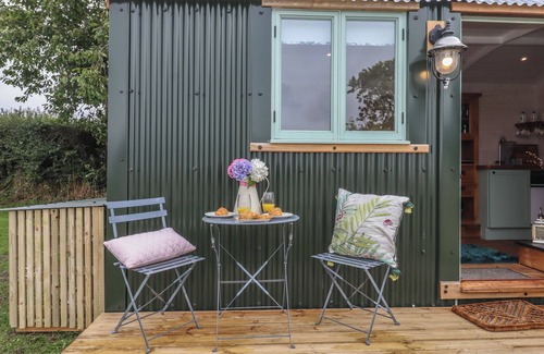 Sticklepath Cottage | LOTTIE'S HUT, pet friendly, with open fire in Okehampton