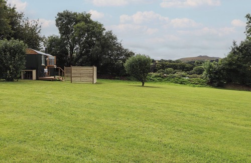 Sticklepath Cottage | LOTTIE'S HUT, pet friendly, with open fire in Okehampton