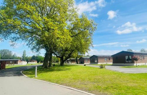 Allerthorpe House | Lotus Lodge with Hot Tub
