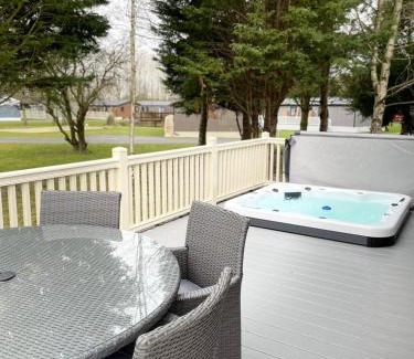 Allerthorpe House | Lotus Lodge with Hot Tub