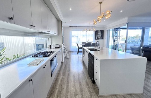 Mango Hill Apartment | `Lotus` Spacious 4BR Home in Mango Hill | Sleeps 8