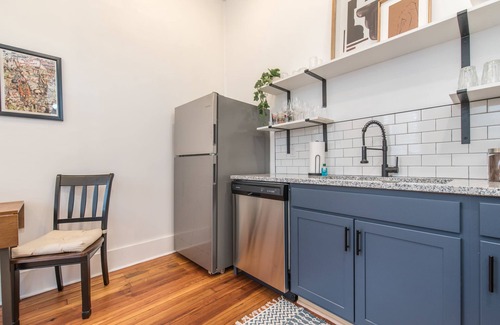 Lexington Apartment | Loudon's Whimsical Apartment/Walk to Greyline