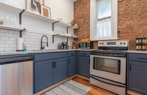 Lexington Apartment | Loudon's Whimsical Apartment/Walk to Greyline