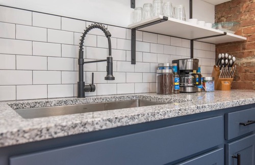 Lexington Apartment | Loudon's Whimsical Apartment/Walk to Greyline