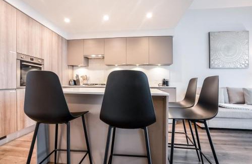 Burnaby Apartment | Lougheed Sky Retreat, King Suite with Balcony and Parking
