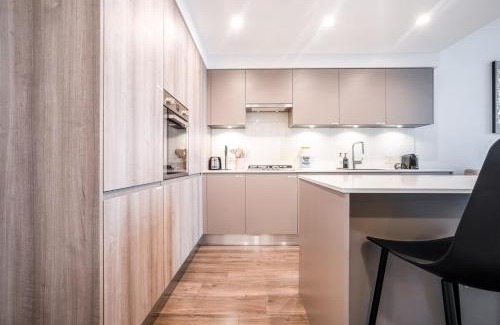 Burnaby Apartment | Lougheed Sky Retreat, King Suite with Balcony and Parking