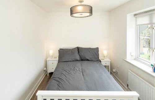 Loughton Apartment | Loughton Hideaway: Cozy 1BD Near Tube & Nature
