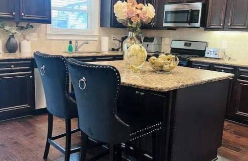 Cliftondale House | Louie V Glam & Spacious