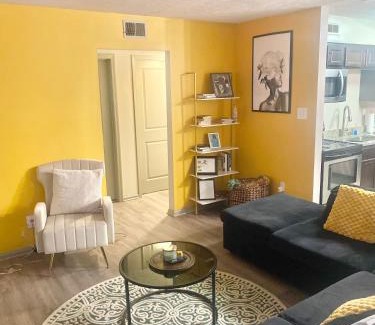 Buechel Apartment | Louisville Derby Special! 2 Queen Bdr