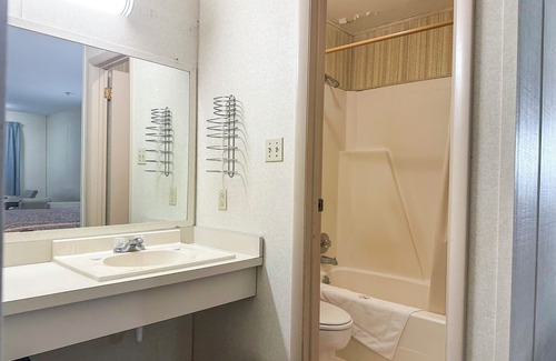 Louisville Hotel | Louisville Inn By Oyo Louisville Municipal Airport