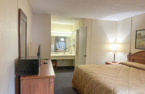 Louisville Hotel | Louisville Inn By Oyo Louisville Municipal Airport