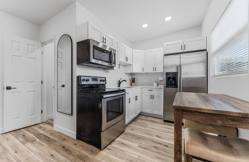Pinecrest West Park Apartment | Lounge Getaway – Minutes from Buccaneers Stadium, Airport & Entertainmentn