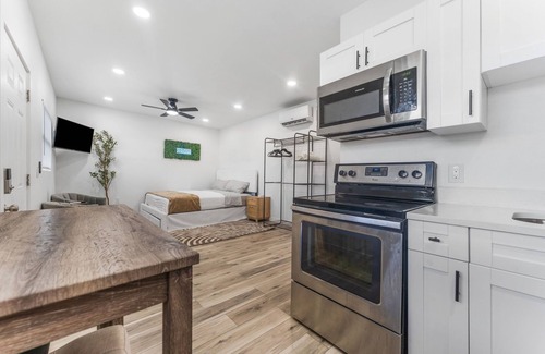 Pinecrest West Park Apartment | Lounge Getaway – Minutes from Buccaneers Stadium, Airport & Entertainmentn