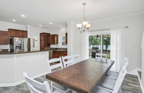 Prosperity House | Lounge on Lakewood | Sleeps 10 | Lakefront!