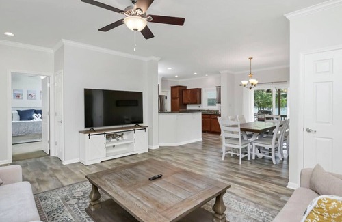 Prosperity House | Lounge on Lakewood | Sleeps 10 | Lakefront!
