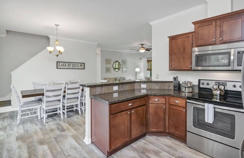 Prosperity House | Lounge on Lakewood | Sleeps 10 | Lakefront!