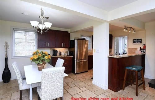 Stoney Creek Bed & Breakfast | "Love on the Lake" Lakefront Updated Cottage