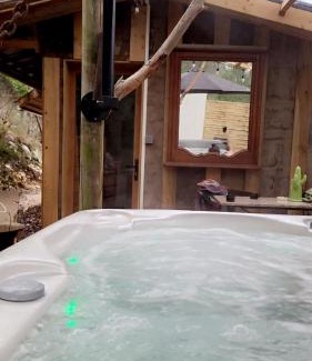 Cuges-les-Pins Hotel | LOVE Room Danslesbois avec spa
