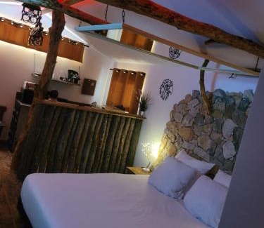 Cuges-les-Pins Hotel | LOVE Room Danslesbois avec spa