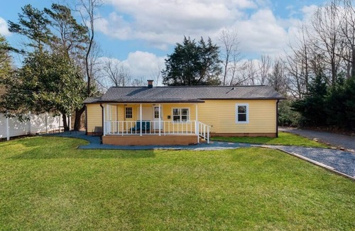 Waxhaw House | Love, Work at Mellow Yellow Suite B near DT Waxhaw