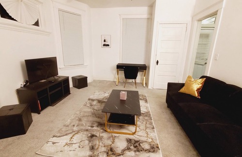 Roselawn Finance Apartment | Lovely 1-bd unit w/free parking 12 min to downtown