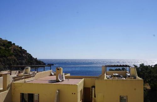 Cerbere Apartment | Lovely 1-Bed Apartment literally on the beach