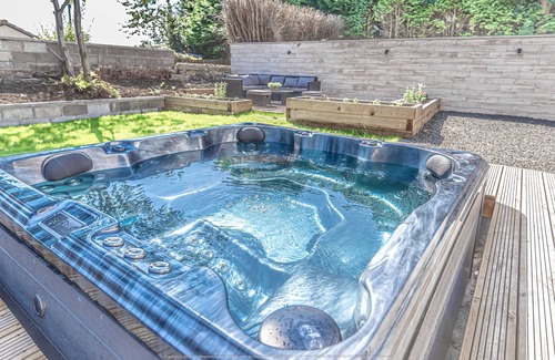 Kelty Cottage | Lovely 1-bed Cottage in Kelty With Hot Tub