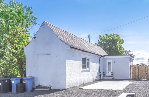 Kelty Cottage | Lovely 1-bed Cottage in Kelty With Hot Tub