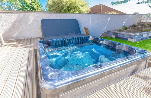 Kelty Cottage | Lovely 1-bed Cottage in Kelty With Hot Tub