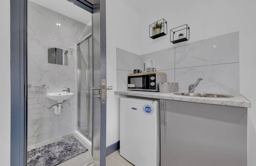 London Borough of Hounslow Apartment | Lovely 1-bed Studio in Feltham