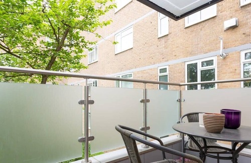 East Putney Apartment | Lovely 1 Bedroom Apartment with Balcony in Putney