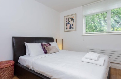East Putney Apartment | Lovely 1 Bedroom Apartment with Balcony in Putney