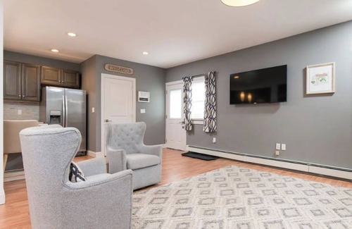 Wilmington Apartment | Lovely 1-bedroom apt, nobody above, below+ parking