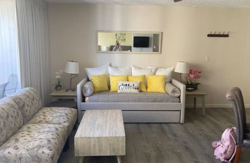 Diamond Head - Kapahulu - St. Louis Condo | Lovely 1-bedroom condo w/beach view, mountain views, WiFi, AC & FREE Parking