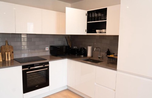 Docklands Apartment | Lovely 1-Bedroom Condo with River & City view.