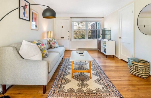Richmond Apartment | Lovely 1-Bedroom in plex - Walk to Everywhere!