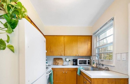 Richmond Apartment | Lovely 1-Bedroom in plex - Walk to Everywhere!