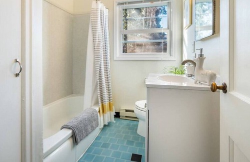 Richmond Apartment | Lovely 1-Bedroom in plex - Walk to Everywhere!