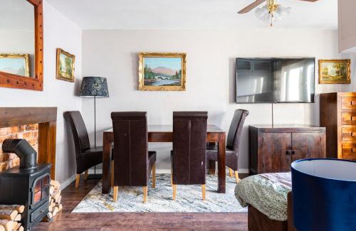 North West Apartment | Lovely 1-bedroom property with balcony in West end