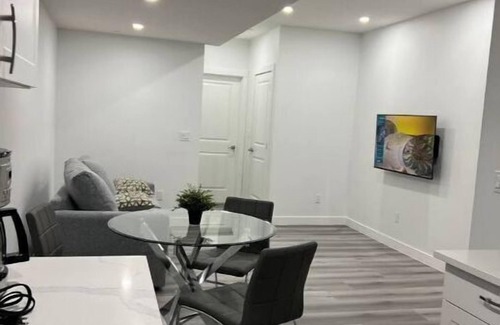 Calgary House | Lovely 1 bedroom Suite